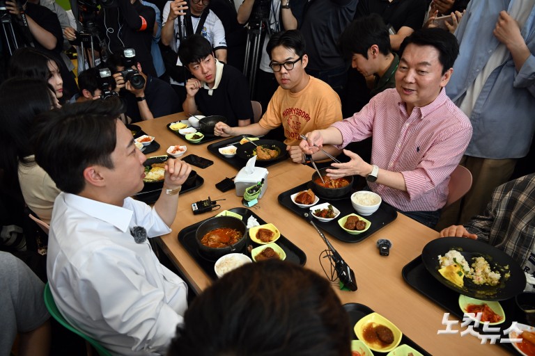 학생들과 만나는 이준석 대선 후보 찾은 안철수