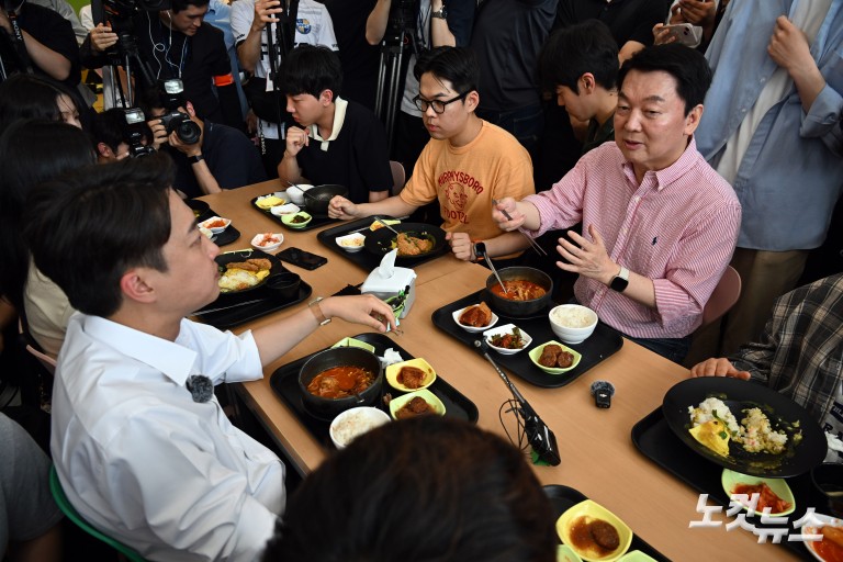 학생들과 만나는 이준석 대선 후보 찾은 안철수