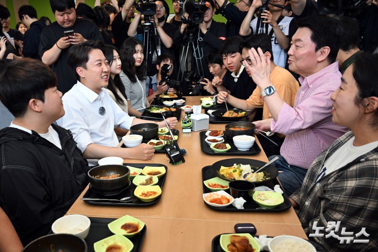 학생들과 만나는 이준석 대선 후보 찾은 안철수