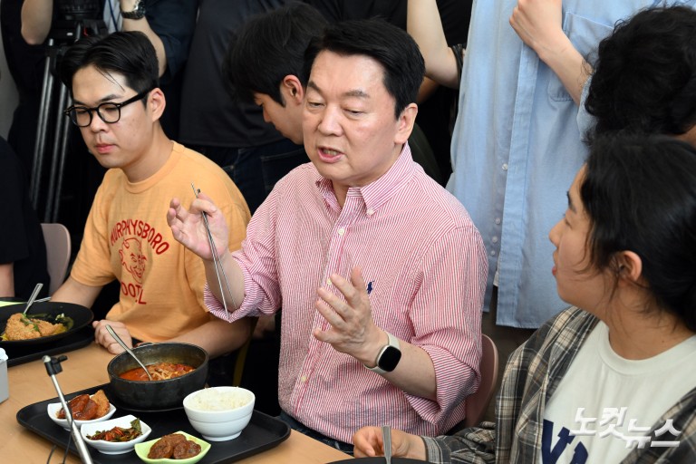 학생들과 만나는 이준석 대선 후보 찾은 안철수