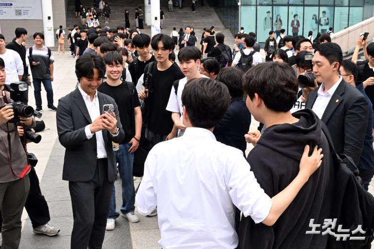 학생들과 만나는 이준석 대선 후보 찾은 안철수