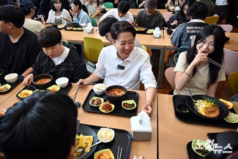 학생들과 만나는 이준석 대선 후보 찾은 안철수