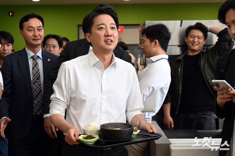 학생들과 만나는 이준석 대선 후보 찾은 안철수