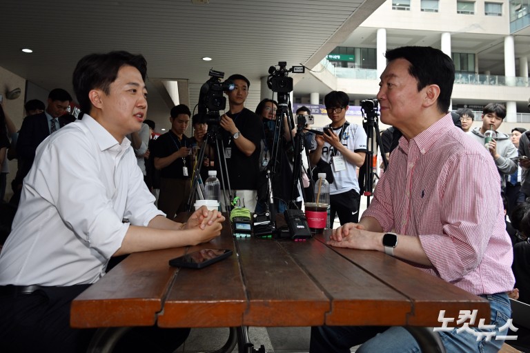 학생들과 만나는 이준석 대선 후보 찾은 안철수