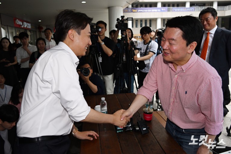 학생들과 만나는 이준석 대선 후보 찾은 안철수