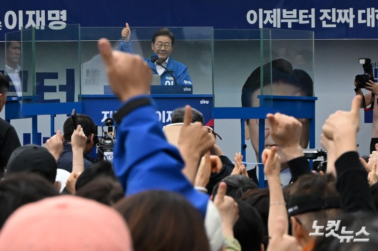 양산 찾은 이재명 "文 기소한 검찰 제정신인가"