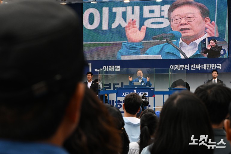 양산 찾은 이재명 "文 기소한 검찰 제정신인가"