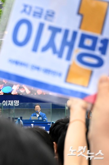 양산 찾은 이재명 "文 기소한 검찰 제정신인가"