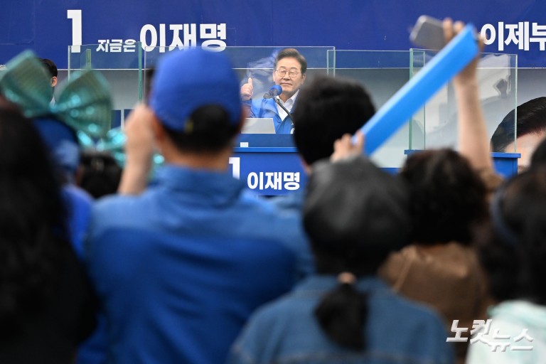 양산 찾은 이재명 "文 기소한 검찰 제정신인가"