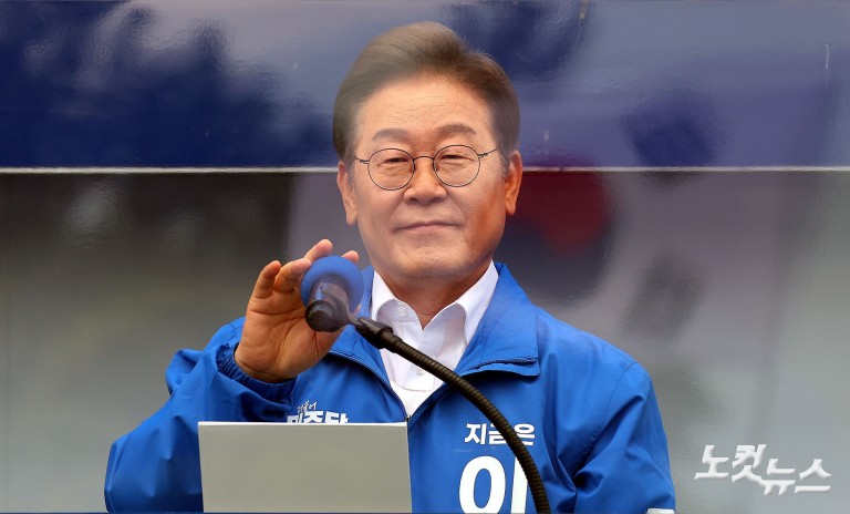 양산 찾은 이재명 "文 기소한 검찰 제정신인가"