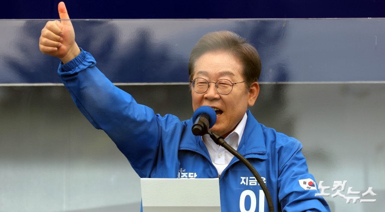 양산 찾은 이재명 "文 기소한 검찰 제정신인가"