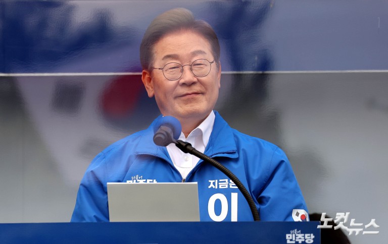 양산 찾은 이재명 "文 기소한 검찰 제정신인가"