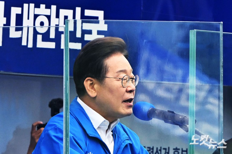 양산 찾은 이재명 "文 기소한 검찰 제정신인가"