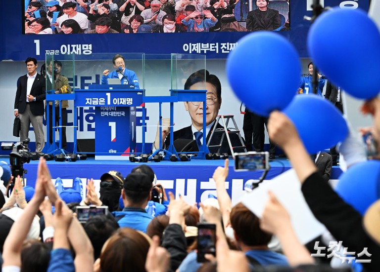 양산 찾은 이재명 "文 기소한 검찰 제정신인가"