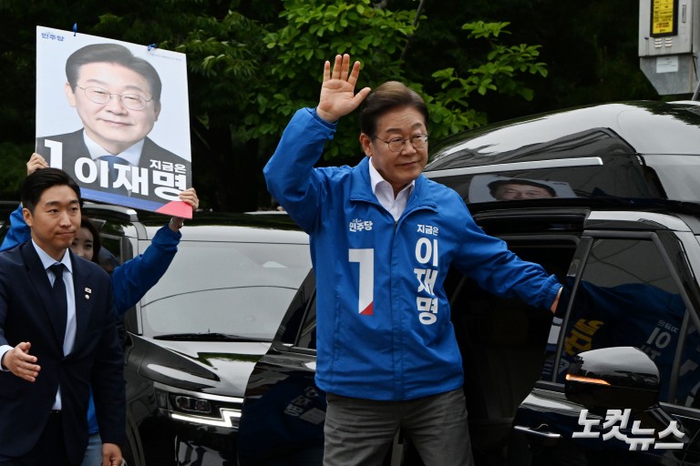 양산 찾은 이재명 "文 기소한 검찰 제정신인가"