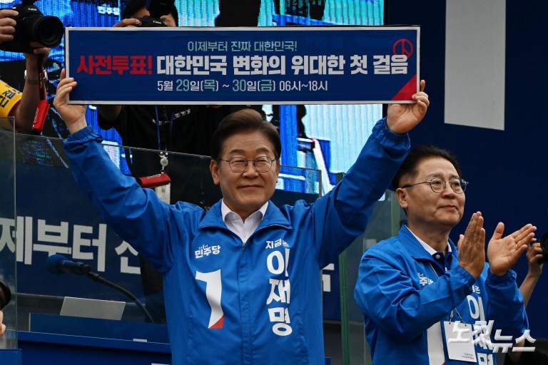 양산 찾은 이재명 "文 기소한 검찰 제정신인가"