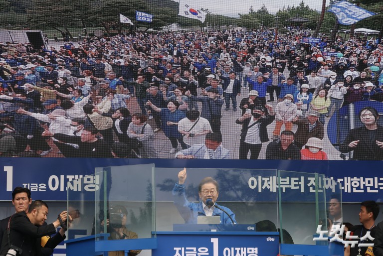 양산 찾은 이재명 "文 기소한 검찰 제정신인가"