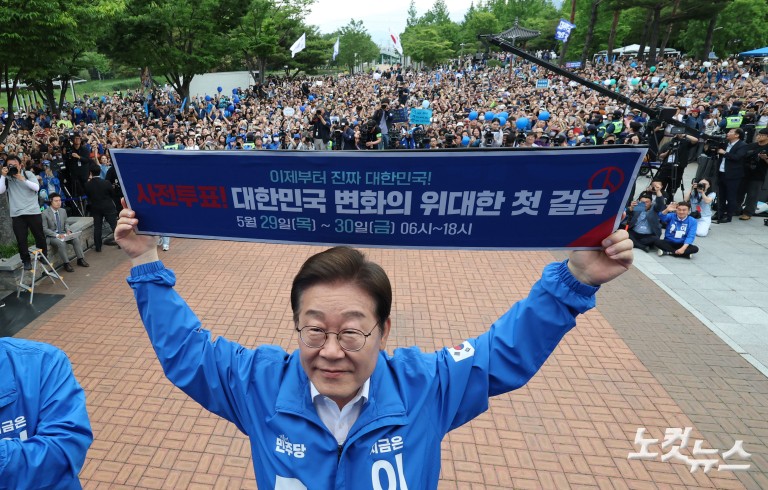양산 찾은 이재명 "文 기소한 검찰 제정신인가"