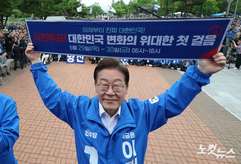 양산 찾은 이재명 "文 기소한 검찰 제정신인가"