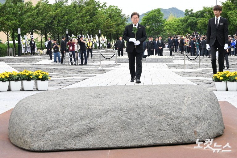 이재명, 고 노무현 전 대통령 묘역 참배