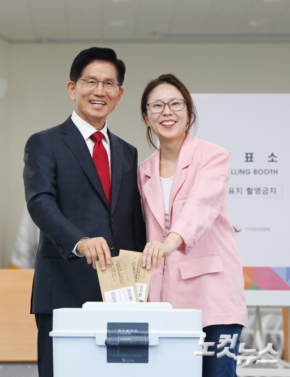 김문수 대선 후보, 딸과 함께 인천 계양에서 사전투표