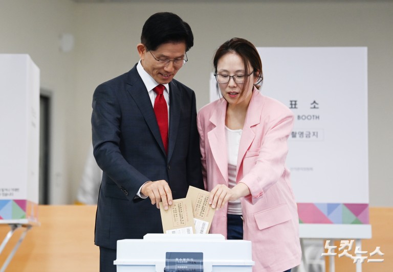 김문수 대선 후보, 딸과 함께 인천 계양에서 사전투표