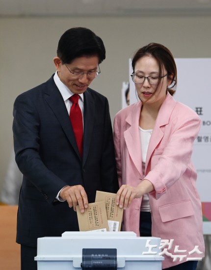 김문수 대선 후보, 딸과 함께 인천 계양에서 사전투표