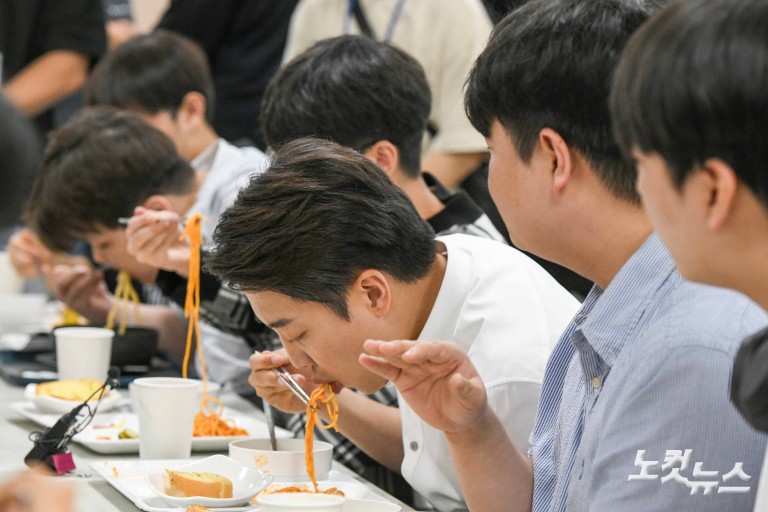 대선 마지막 학식 먹는 이준석