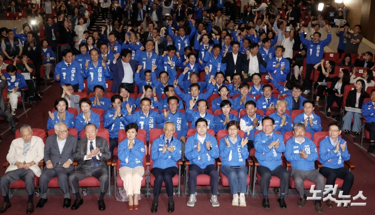 출구조사 결과에 환호하는 민주당