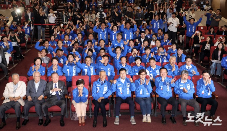 출구조사 결과에 환호하는 민주당