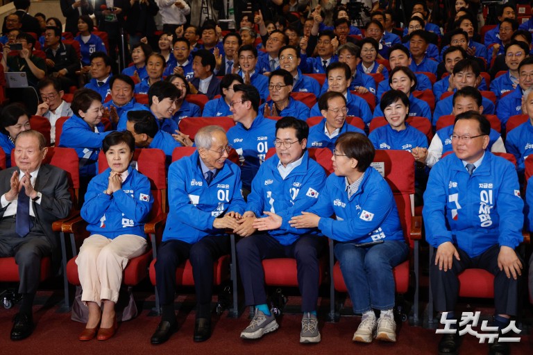 출구조사 결과에 환호하는 민주당