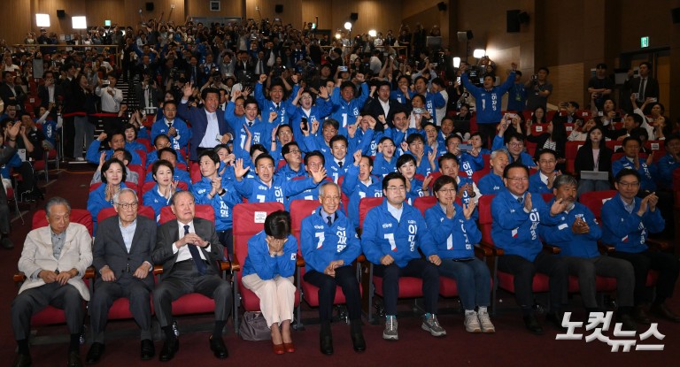 출구조사 결과에 환호하는 민주당