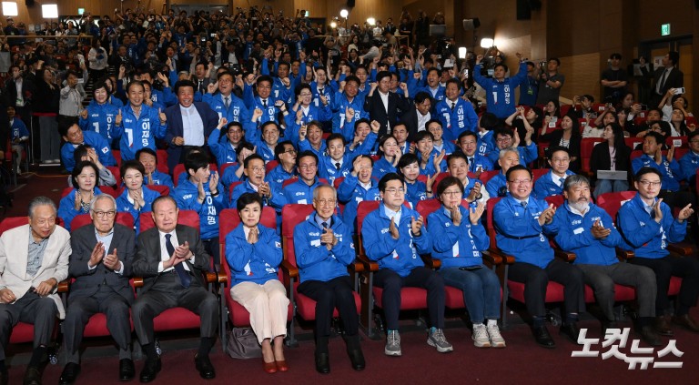 출구조사 결과에 환호하는 민주당