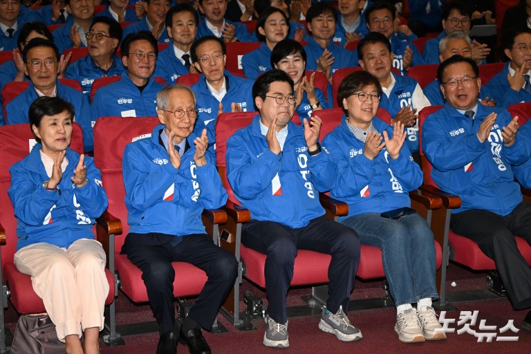 출구조사 결과에 환호하는 민주당