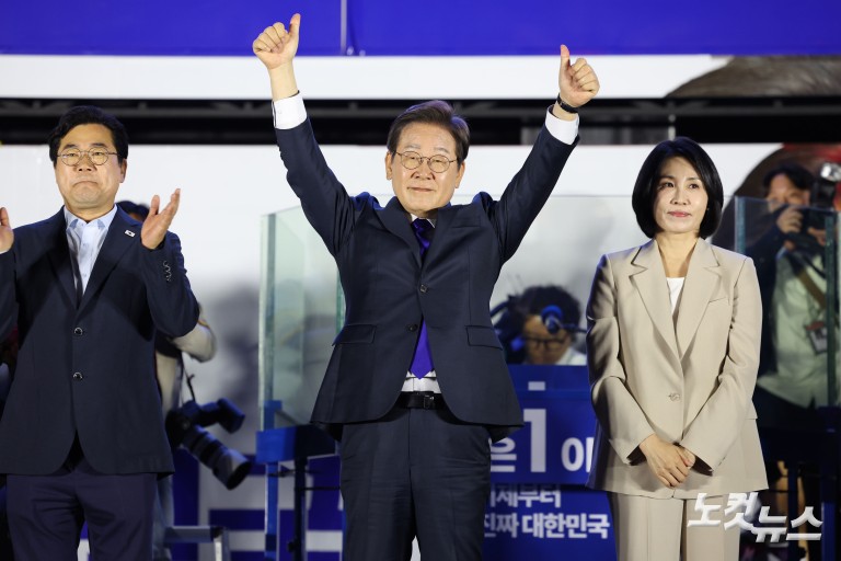 '당선 확실' 이재명, 국회 앞 수락연설