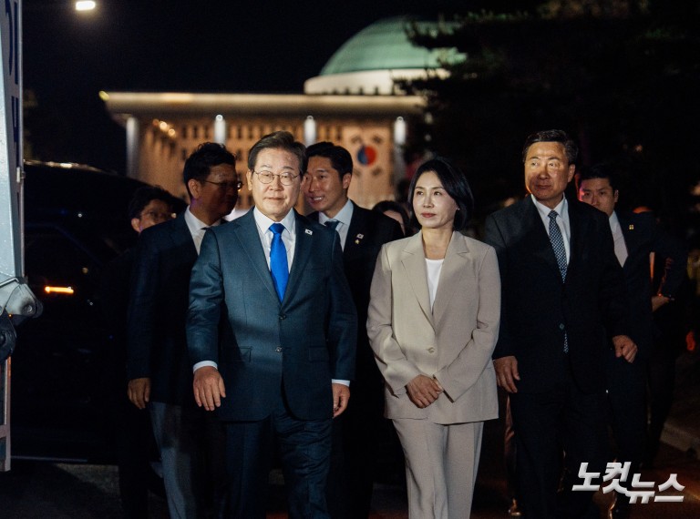 '당선 확실' 이재명, 국회 앞 수락연설