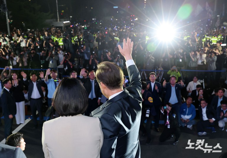 '당선 확실' 이재명, 국회 앞 수락연설