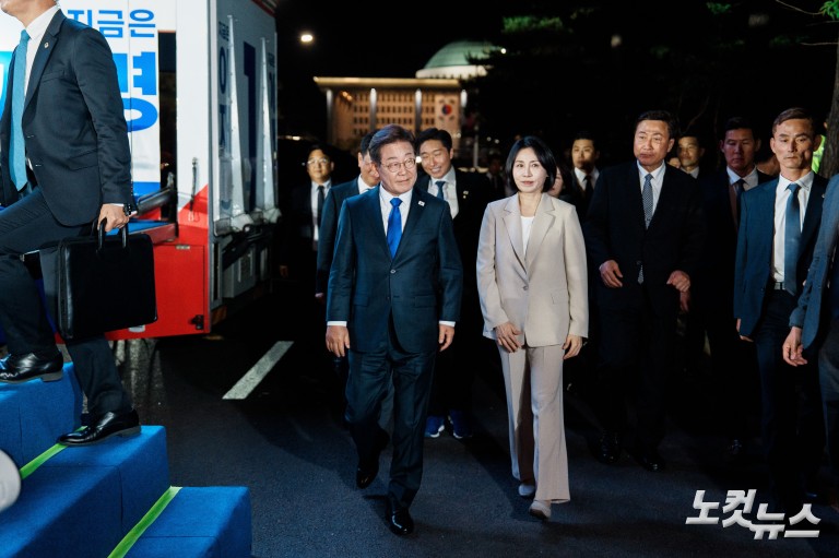 '당선 확실' 이재명, 국회 앞 수락연설