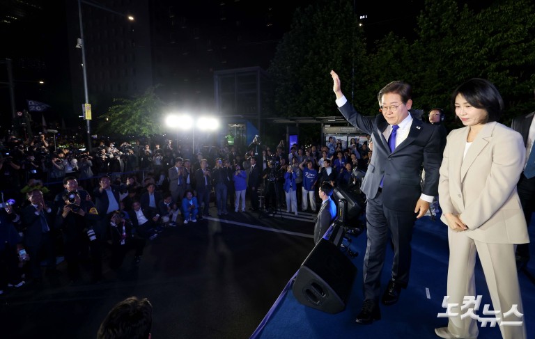 '당선 확실' 이재명, 국회 앞 수락연설