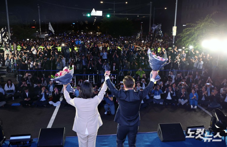 '당선 확실' 이재명, 국회 앞 수락연설