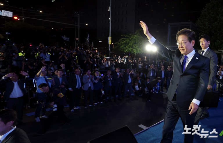 '당선 확실' 이재명, 국회 앞 수락연설