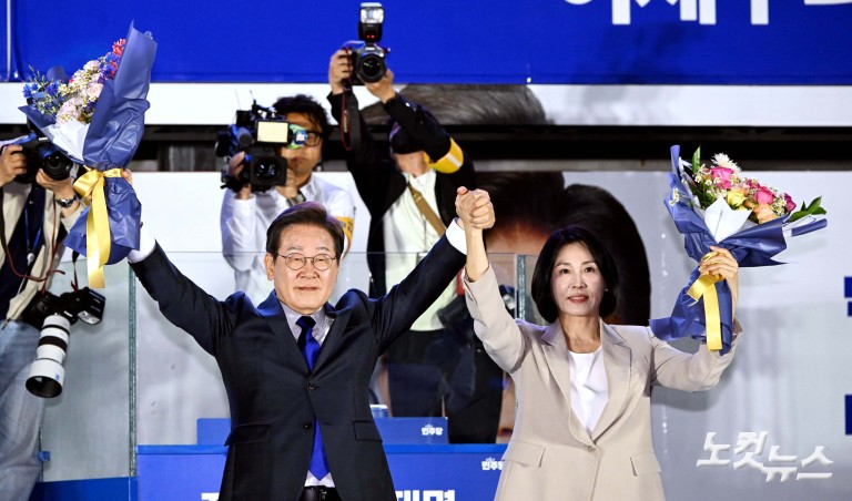 '당선 확실' 이재명, 국회 앞 수락연설