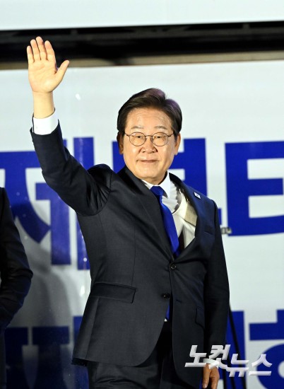 '당선 확실' 이재명, 국회 앞 수락연설