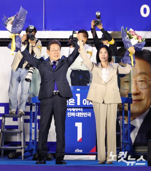 '당선 확실' 이재명, 국회 앞 수락연설