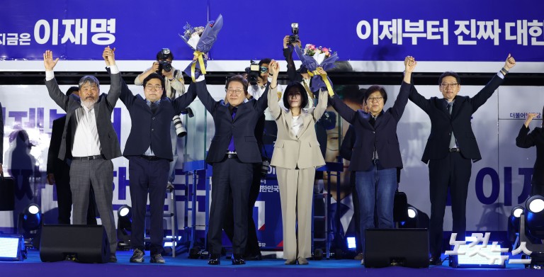 '당선 확실' 이재명, 국회 앞 수락연설