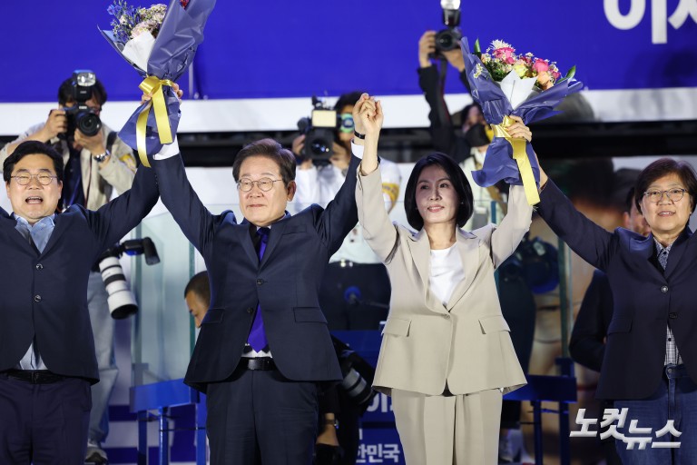 '당선 확실' 이재명, 국회 앞 수락연설