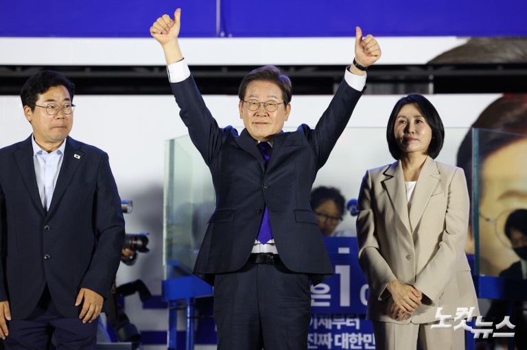 '당선 확실' 이재명, 국회 앞 수락연설