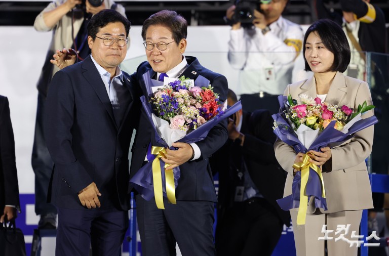 '당선 확실' 이재명, 국회 앞 수락연설