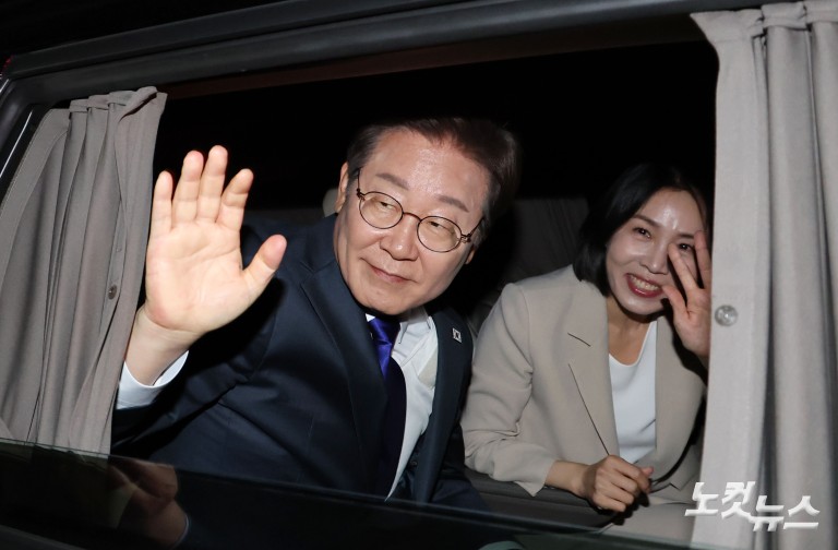 '당선 확실' 이재명, 국회 앞 수락연설