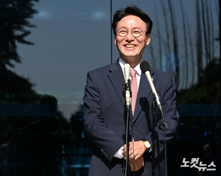 청문회 준비 사무실 첫 출근하는 김민석 국무총리 후보자